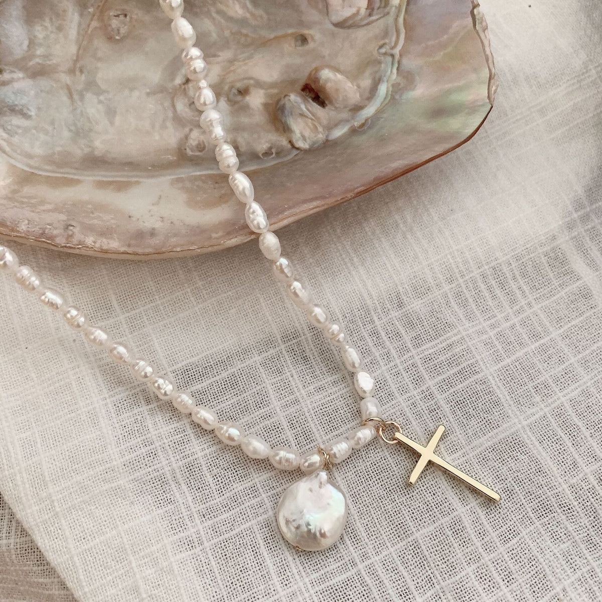 Colar Crucifixo e Pérola Bruta