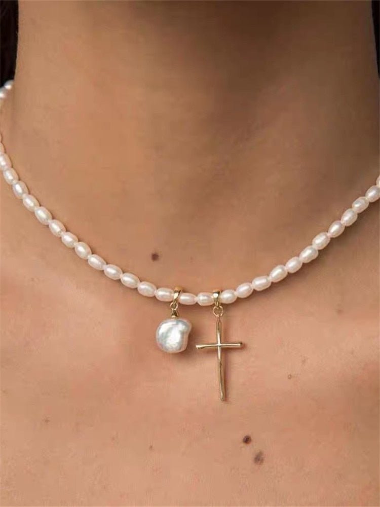 Colar Crucifixo e Pérola Bruta