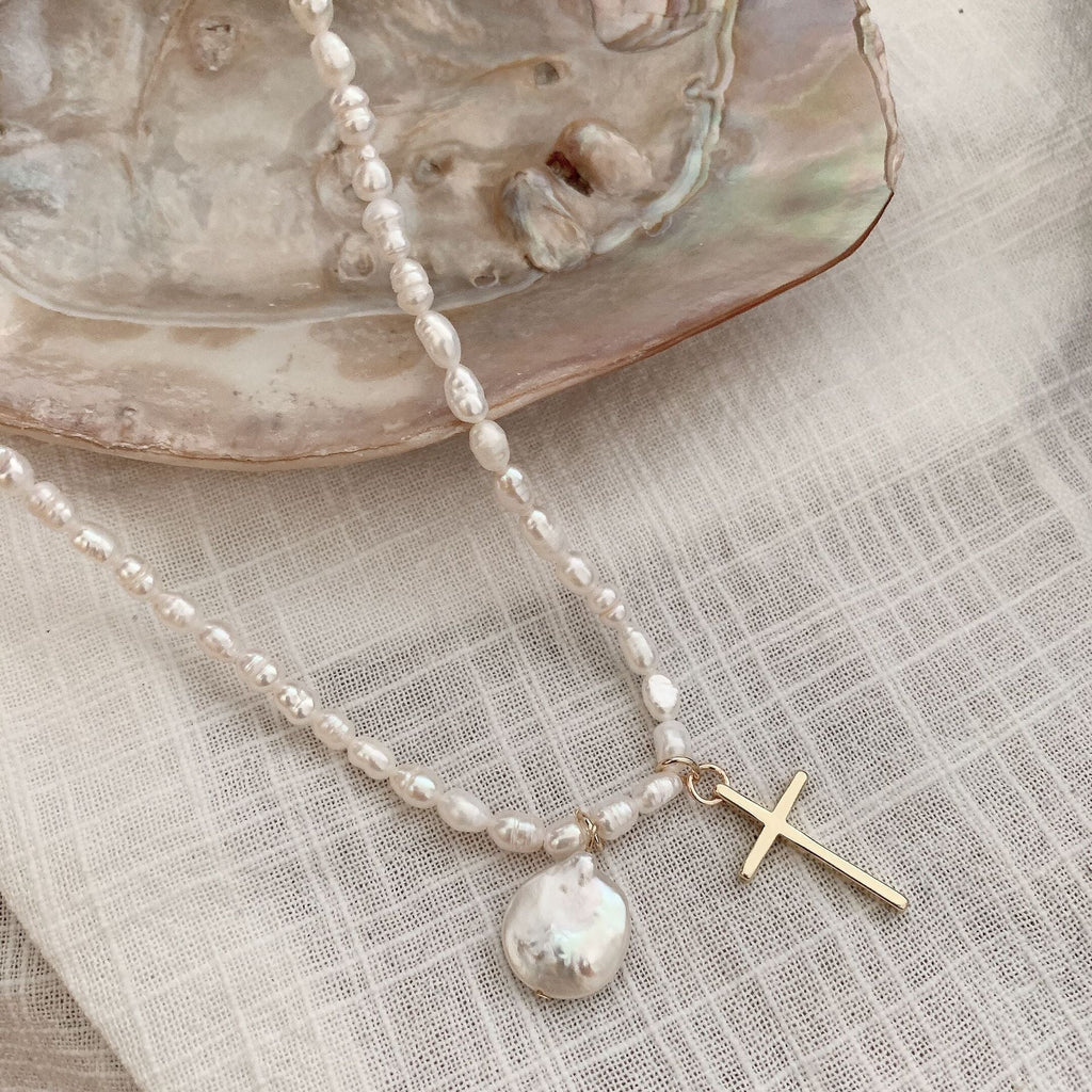 Colar Crucifixo e Pérola Bruta