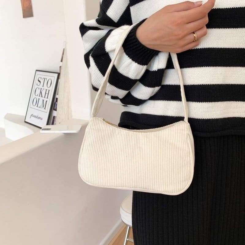 bolsa-de-ombro-pequena-veludo-casual